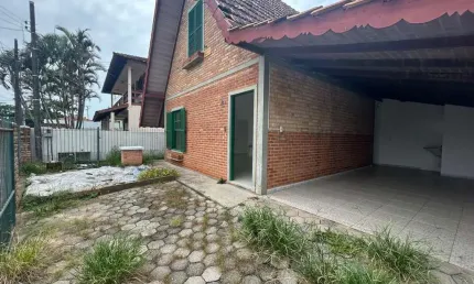 Oportunidade na Praia do Campeche! Localizada próximo ao Mar, 422m² de área de terreno e 5 quartos.