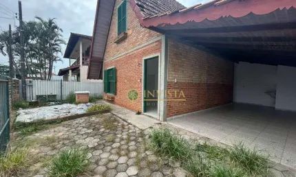 Oportunidade na Praia do Campeche! Localizada próximo ao Mar, 422m² de área de terreno e 5 quartos.