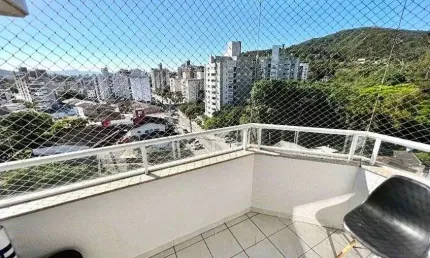 À venda próximo a UFSC! 2 quartos, sacada e 1 vaga de garagem.