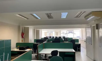 Sala comercial mobiliada e com 106m² - à venda no centro de florianópolis.