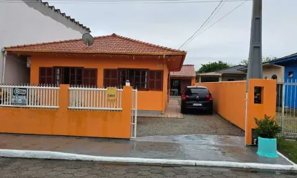 Casa com 115m² construídos, 3 quartos e 3 vagas de garagem - Â venda no bairro Rio Vermelho.