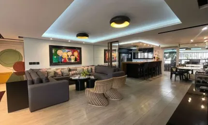 Locação | 325 m², Mobiliado, 4 quartos (2 suítes) e 3 vagas de garagem - Centro, em Florianópolis.