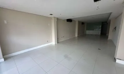 Sala comercial com 120m² - Locação no bairro Saco Grande.