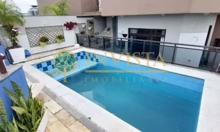 Piscina privativa em andar alto, sacada com churrasqueira e 4 quartos à venda no Centro de Florianópolis.