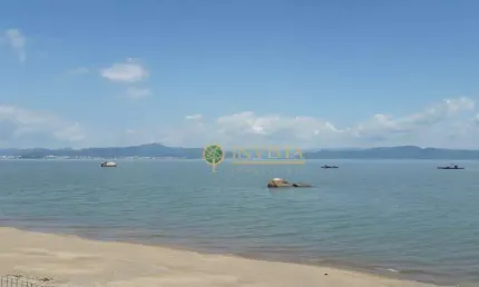 À venda | 288 m², Pé na Areia, Frente Mar, 2 quartos e 4 vagas de garagem - Cacupé, em Florianópolis.