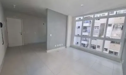 À venda no centro de florianópolis! 2 quartos, andar alto e 2 vagas de garagem.