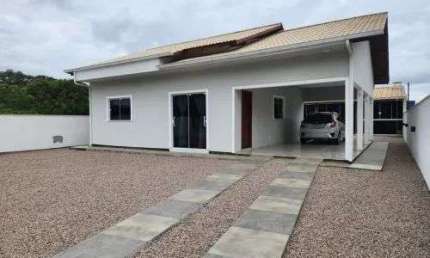 À venda em condomínio fechado na Praia de Fora! Casa com 3 quartos, espaço gourmet e 2 vagas de garagem.