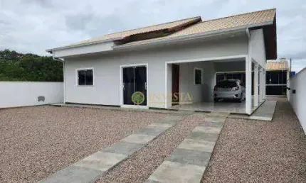 À venda em condomínio fechado na praia de fora! casa com 3 quartos, espaço gourmet e 2 vagas de garagem.