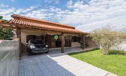 Espaço gourmet, 3 quartos e amplo terreno à venda no Carianos.