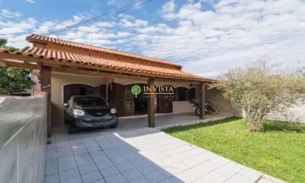 Espaço gourmet, 3 quartos e amplo terreno à venda no Carianos.