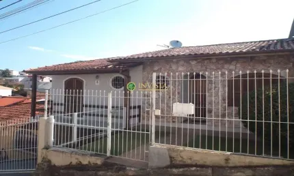 À venda em Coqueiros, Florianópolis! Casa com 4 quartos, espaço gourmet e 2 vagas de garagem.