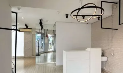 Loja comercial de frente com 33m² - À venda em Coqueiros!