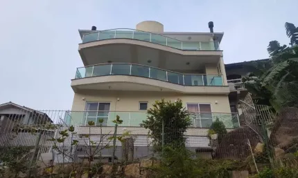 Alto Padrão no bairro Saco Grande! 3 andares, 440m², Vista Mar, 4 quartos e Hidromassagem - À venda em Florianópolis.