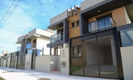 Casa com 3 quartos, área gourmet com churrasqueira e 2 vagas de garagem - à venda na praia do campeche.