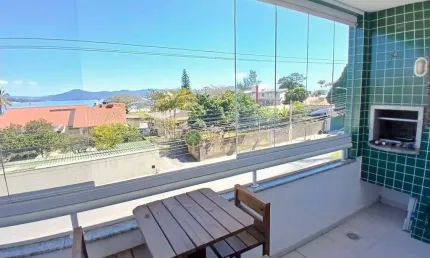 À venda em jurerê! vista mar, sacada com churrasqueira, 3 quartos e 2 vagas de garagem.