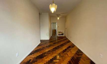 Locação no bairro Estreito! 2 quartos, semi mobiliado, sacada e 2 vagas de garagem.