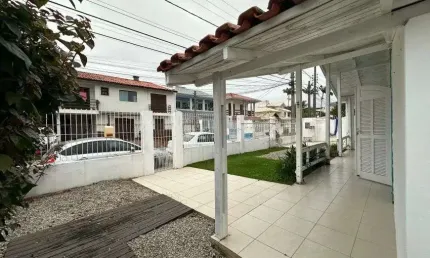 À venda na Praia dos Ingleses! Casa com 3 quartos, varanda gourmet com churrasqueira e 2 vagas de garagem.