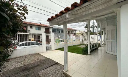 À venda na Praia dos Ingleses! Casa com 3 quartos, varanda gourmet com churrasqueira e 2 vagas de garagem.
