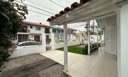 À venda na praia dos ingleses! casa com 3 quartos, varanda gourmet com churrasqueira e 2 vagas de garagem.