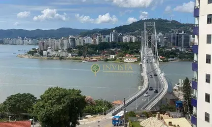 Frente mar no bairro estreito! apartamento com 4 quartos, sacada com churrasqueira e 1 vaga de garagem.