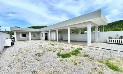 Casa com 160m², 2 quartos e 3 vagas de garagem - À venda no bairro Forquilhas.