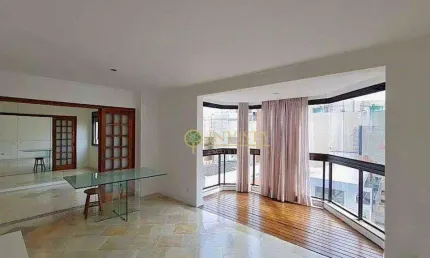À venda próximo ao Beiramar Shopping! 3 quartos, andar alto, sacada e 2 vagas de garagem.