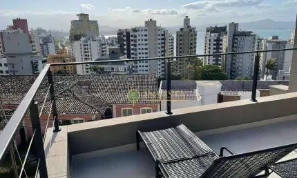 À venda próximo ao beiramar shopping! casa com 235m², piscina privativa, 3 suítes, churrasqueira e 5 vagas de garagem.