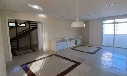 Duplex no Centro de Florianópolis! 4 quartos, terraço privativo e 2 vagas de garagem.