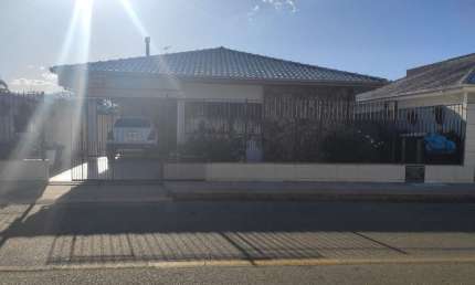 À venda | Casa com 187m², churrasqueira, 3 quartos e 2 vagas de garagem - Ipiranga, São José.