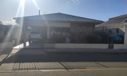 À venda | Casa com 187m², churrasqueira, 3 quartos e 2 vagas de garagem - Ipiranga, São José.