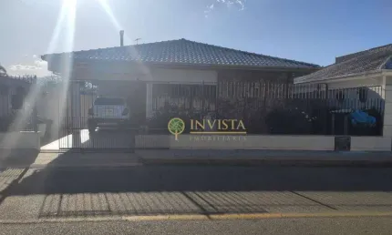 À venda | Casa com 187m², churrasqueira, 3 quartos e 2 vagas de garagem - Ipiranga, São José.