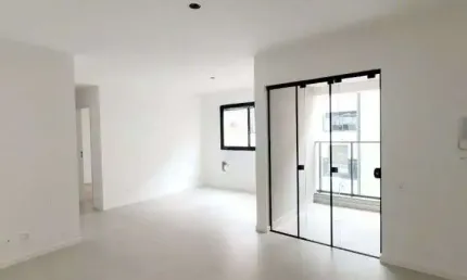 À venda | Sacada com churrasqueira, 2 quartos, hobby box e 1 vaga de garagem - Estreito, Florianópolis.