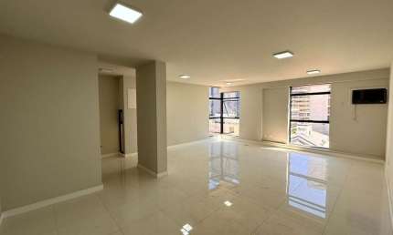 Sala Comercial com 50m² e 1 vaga de garagem - À venda no Centro de Florianópolis.