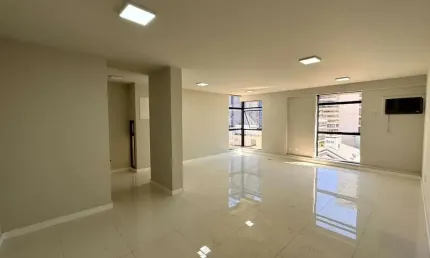 Sala Comercial com 50m² e 1 vaga de garagem - À venda no Centro de Florianópolis.