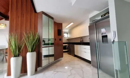 À venda | Cobertura Triplex de 3 quartos e vista parcial para o Mar na Praia dos Ingleses.