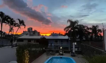 À venda | Casa com 5 quartos, 272m², Piscina, Vista Mar e 4 vagas de garagem - Coqueiros, Florianópolis.