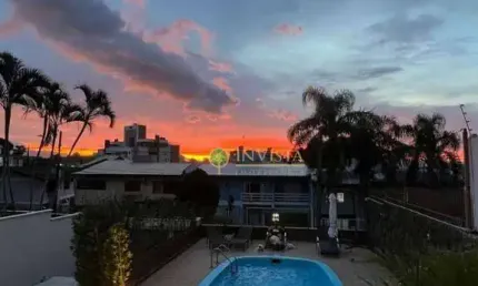 À venda | casa com 5 quartos, 272m², piscina, vista mar e 4 vagas de garagem - coqueiros, florianópolis.