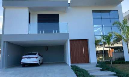 À venda | Villa Ratones, 320m², 3 suítes, piscina privativa e 2 vagas de garagem.