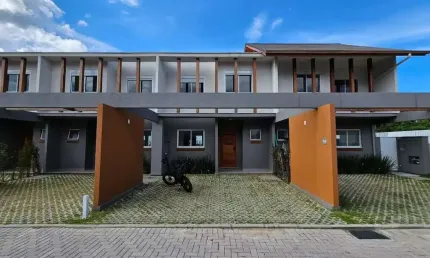 À venda | Condomínio Fechado, 3 quartos, 95m², Churrasqueira e 2 vagas de Garagem - Morro das Pedras, Florianópolis.