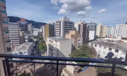 À venda | Andar Alto, 4 quartos, Sacada com churrasqueira e 2 vagas de garagem - Ao lado do Angeloni no Centro, em Florianópolis.