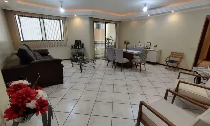 À venda | 134 m², sacada, dependência de empregada, 3 quartos e 1 vaga de garagem - Agronômica, em Florianópolis.