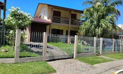 À venda | Condomínio Fechado, 229 m², churrasqueira, 3 quartos e 3 vagas de garagem - Praia dos Ingleses, em Florianópolis.