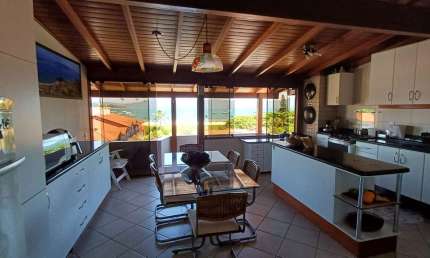 À venda | 99 m², Vista Mar, Churrasqueira, 3 quartos e 2 vagas de garagem - Praia de Canajurê, em Florianópolis.