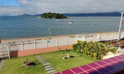 À venda | Frente Mar, 403 m², 3 quartos, edícula e 3 vagas de garagem - Tapera, em Florianópolis.