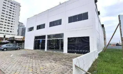 Locação | Galpão com 630 m², Mezanino e 5 vagas de garagem - Av. Pedra Branca, em Palhoça/SC