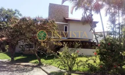 Locação | Condomínio Fechado, 490 m², Acesso direto para Praia, 4 quartos e 4 vagas de garagem - Rio Tavares, em Florianópolis.