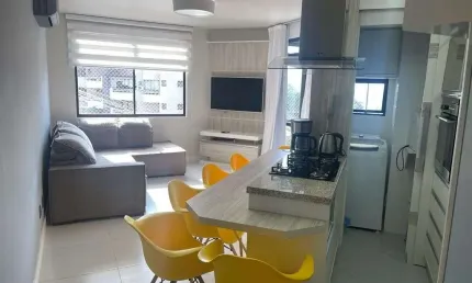 À venda | 75 m², próximo ao Mar, 2 quartos, sacada com churrasqueira e 1 vaga de garagem - Praia de Canasvieiras, em Florianópolis.