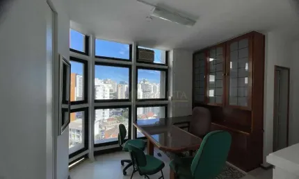 À venda | sala comercial de 32 m², andar alto, vista livre e localização estratégica próximo ao angeloni da av. rio branco – centro, florianópolis.
