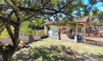 Exclusivo - Á venda em Sambaqui | 499 m², 3 quartos e 2 vagas de garagem.