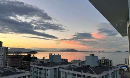 Locação | Mobiliado, 69 m², Andar alto, sacada com churrasqueira e vista Mar - Barreiros, em São José.